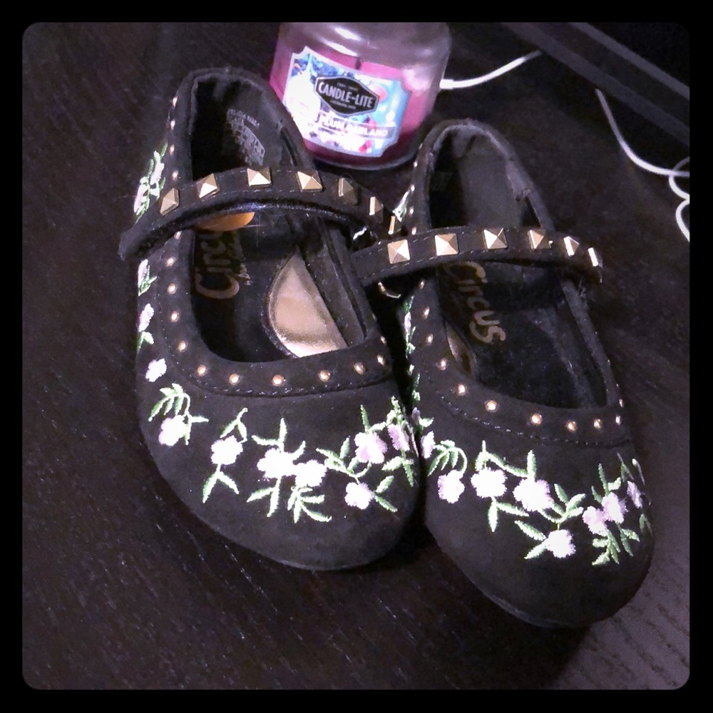 Little girl fashionable flats